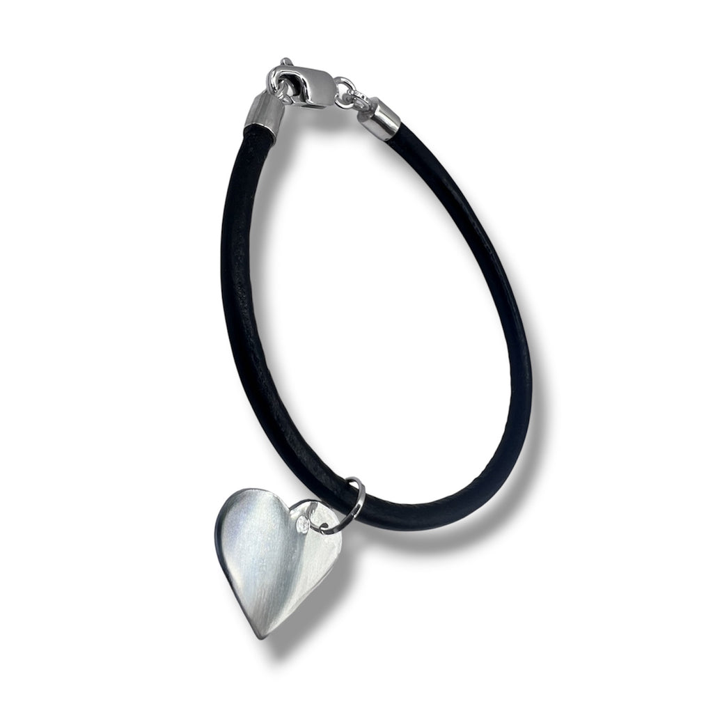 Heart-shaped pendant with leather bracelet