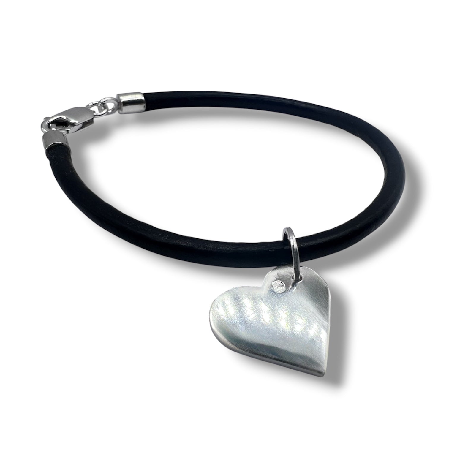 Heart-shaped pendant with leather bracelet