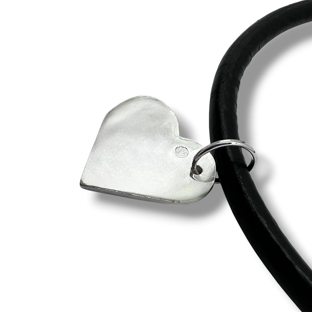 Heart-shaped pendant with leather bracelet