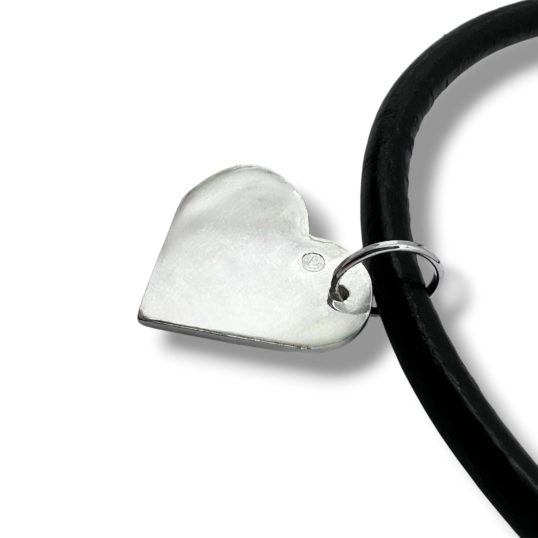Heart-shaped pendant with leather bracelet