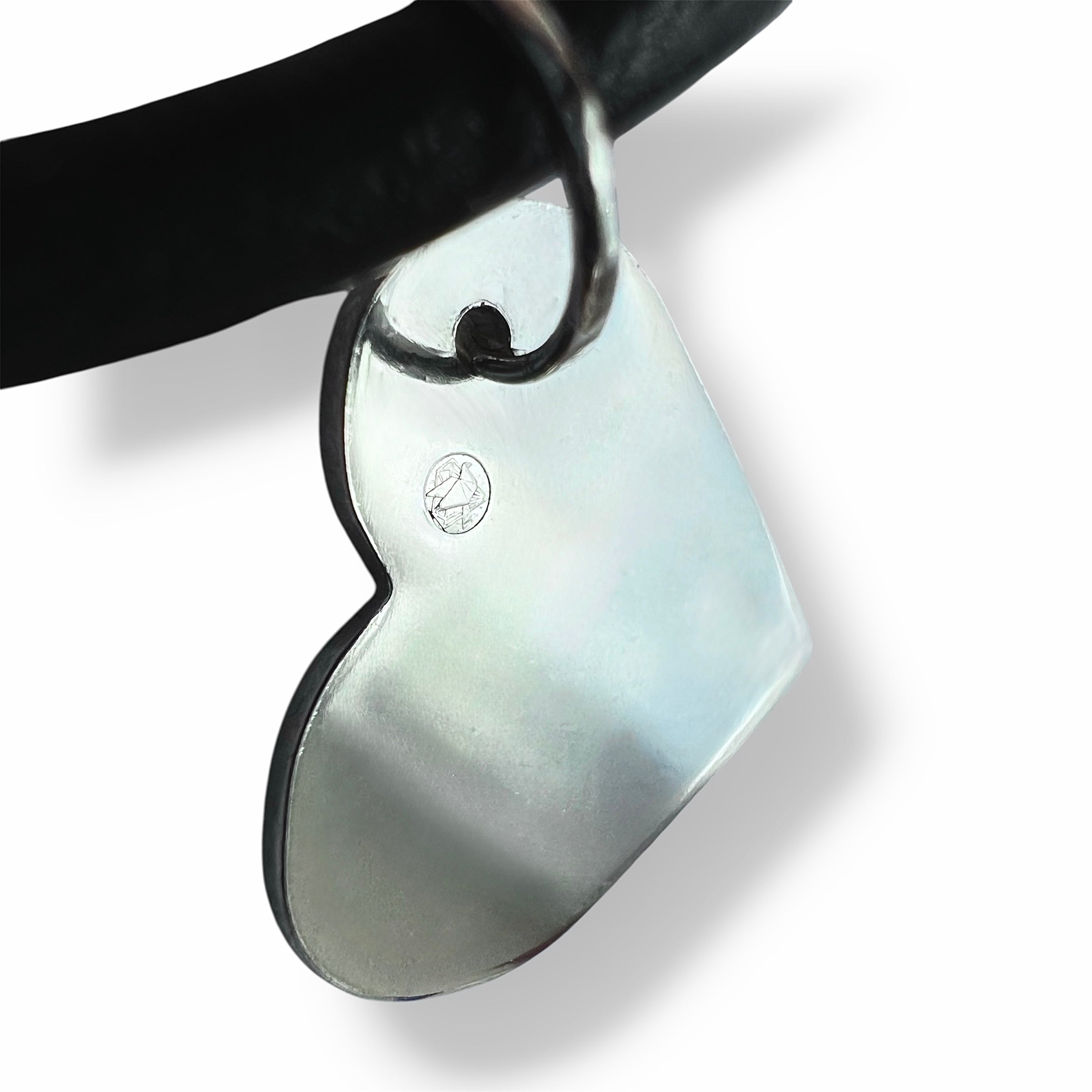 Heart-shaped pendant with leather bracelet