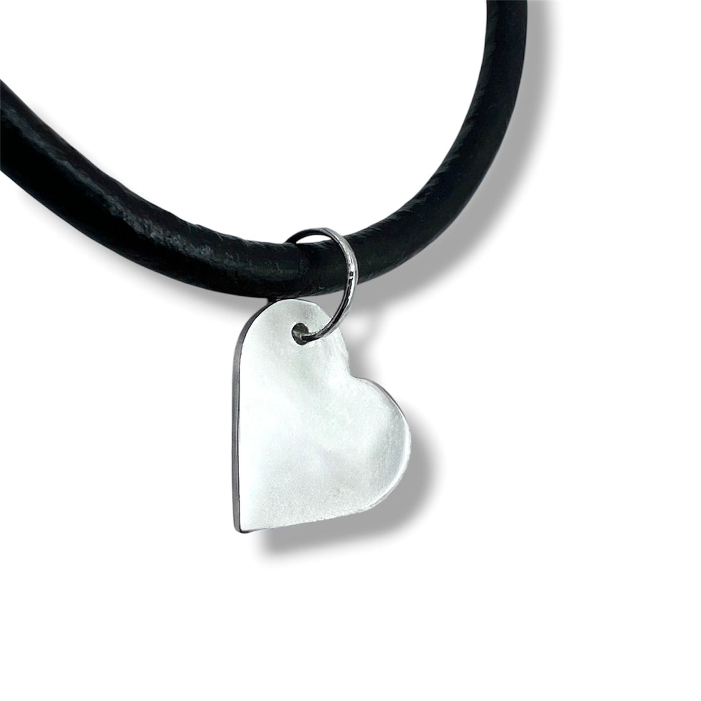 Heart-shaped pendant with leather bracelet